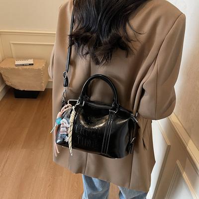 Korean Version Portable Bowling Bag Women's 2025 New Retro Niche Commuter Pillow Bag Versatile Shoulder Messenger Bag