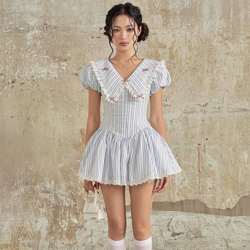 

Платье мини А-силуэта с V-образным вырезом и полосатым принтом, с короткими пышными рукавами S синий