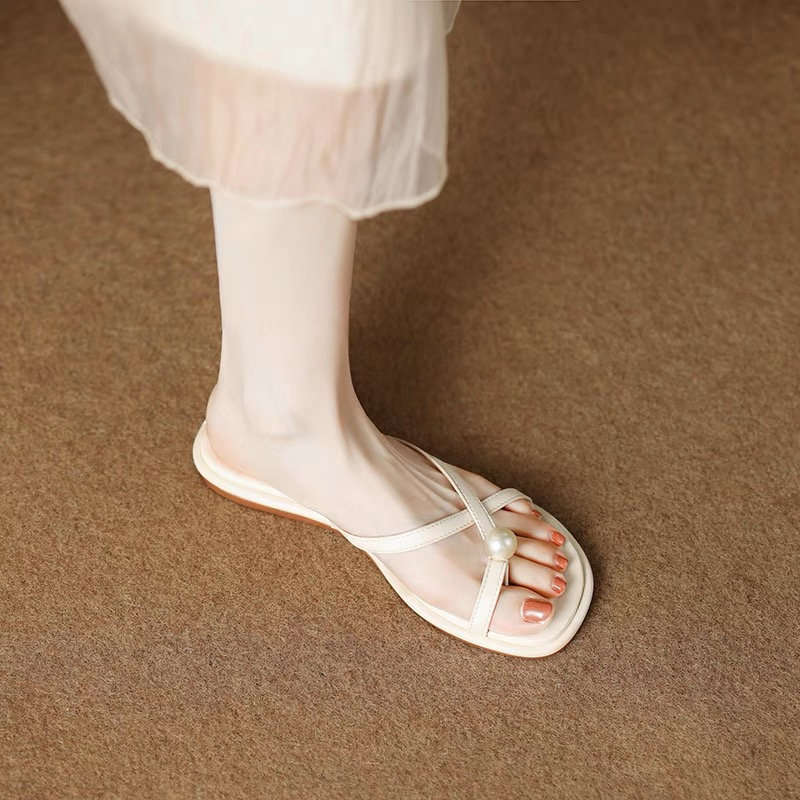 A Versatile Soft-soled Flip-flop for Women A New Style of Fashionable Flat Shoes for Outerwear