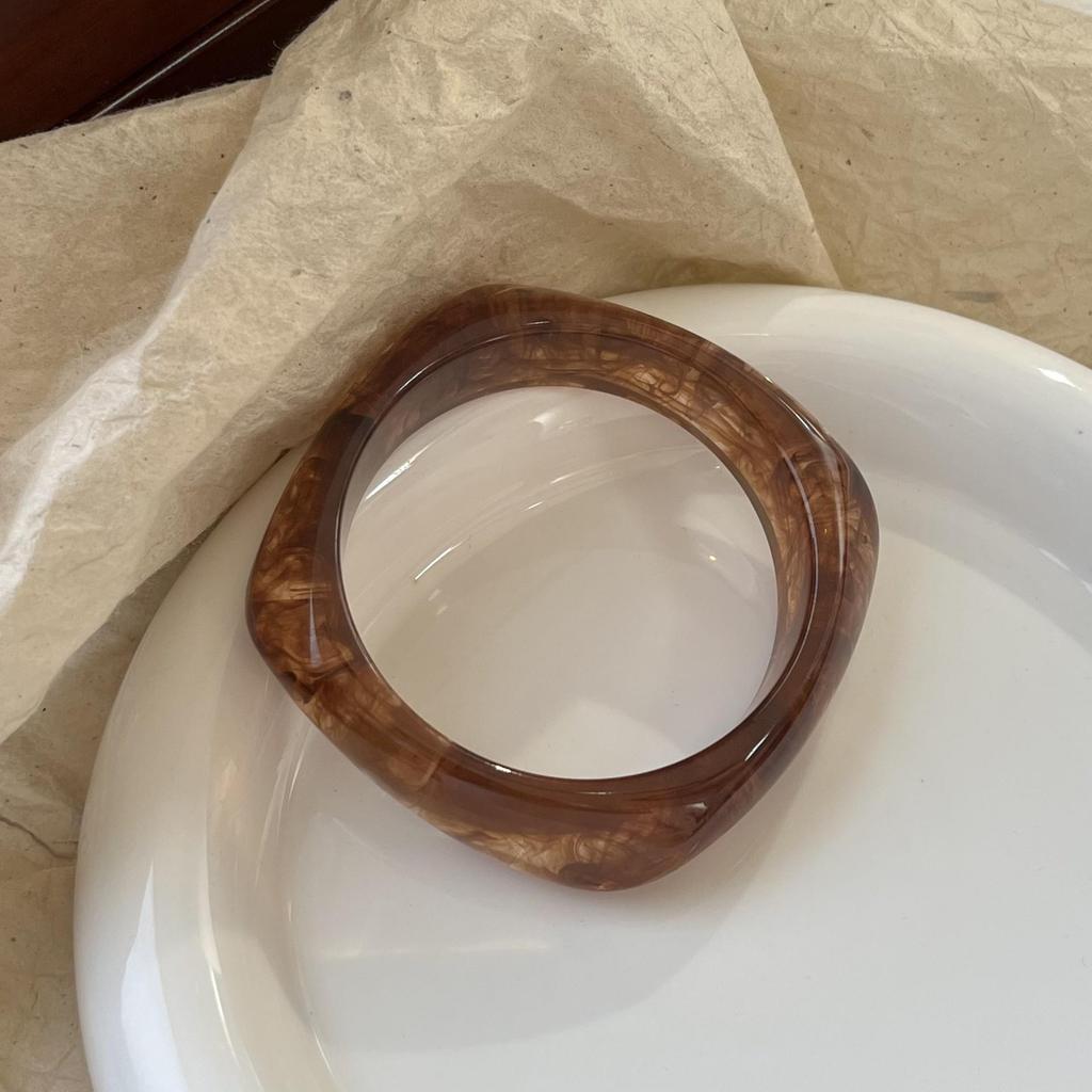 Retro Macaron Color Bangle: Stylish Women's Fashion Bracelet with Unique Niche Design