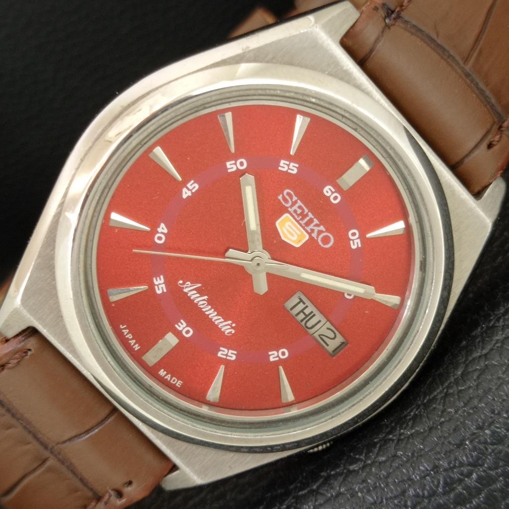 VINTAGE SEIKO 5 AUTOMATIC JAPAN MENS RED COLOR DIAL WATCH a709102-1