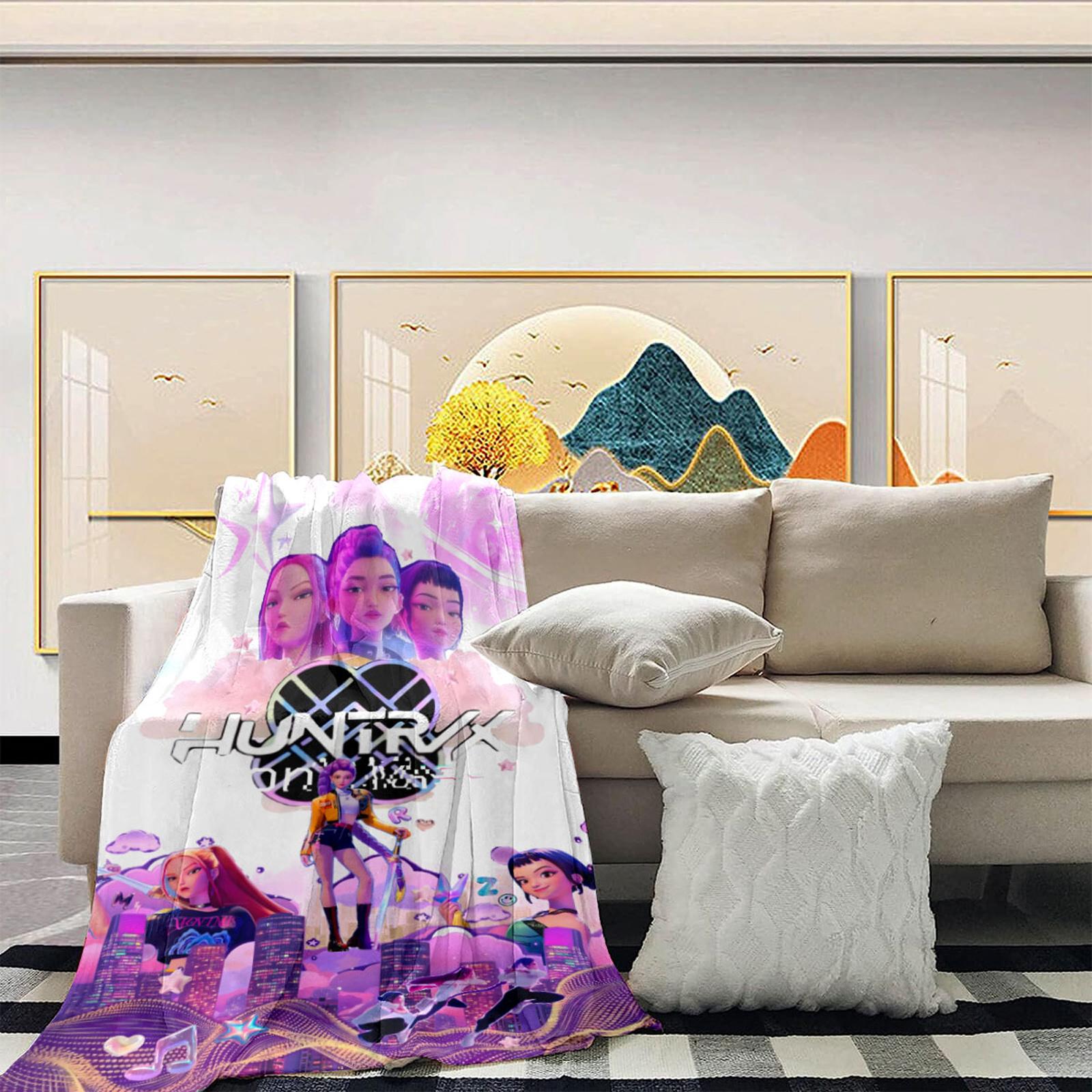 

Этот уютный плед украшен принтом «И» и «», вдохновленным девушками-ведьмачками, демонстрирующим персонажей в действии. One Size