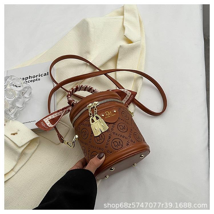 High-end texture small bag women's spring and summer 2025 new niche design crossbody bag explosive women's handheld bucket bag