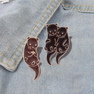 Eisblock umarmende Otter Brosche Anstecknadel Cartoon Otter Händchen haltend Abzeichen Mode Emaille Reversnadeln Schmuck Geschenk für Kinder Lieblicher Seeotter