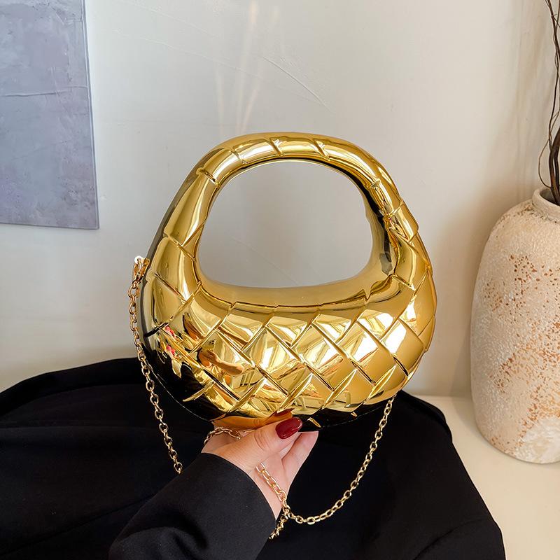 

Personality acrylic dumpling bag women s 2025 new European and American fashion rhombic dinner bag tide glossy face one shoulder armpit bag