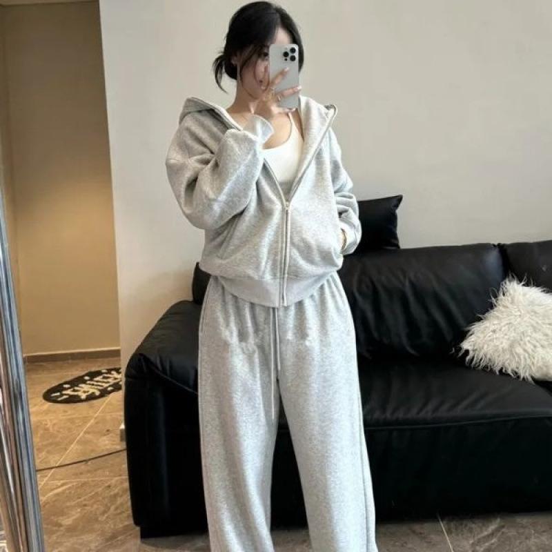 Jednoduchá jednobarevná ležérní sportovní souprava pro ženy na podzim a zimu, obsahující bundu s kapucí a široké kalhoty