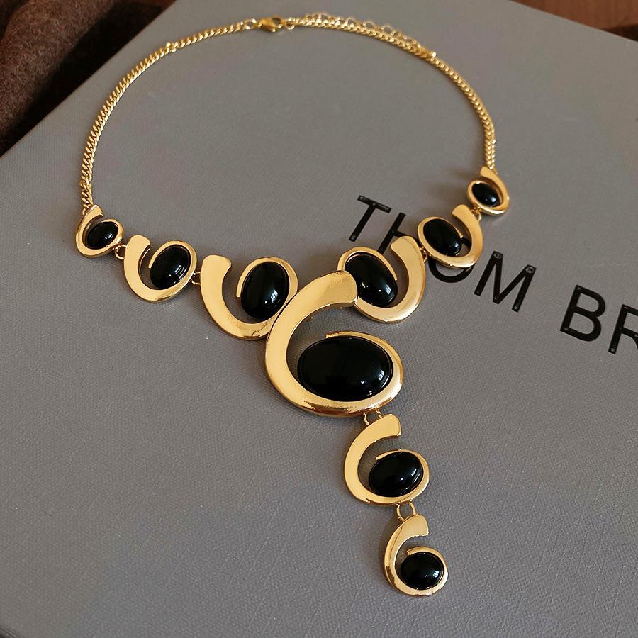 Elegant Two-Piece Metallic Acrylic Oval Stud Earrings and Necklace Set
