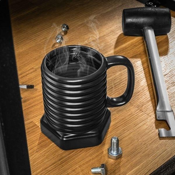 Schwarzer Becher mit Schraubenmutter. Origineller DIY-Becher