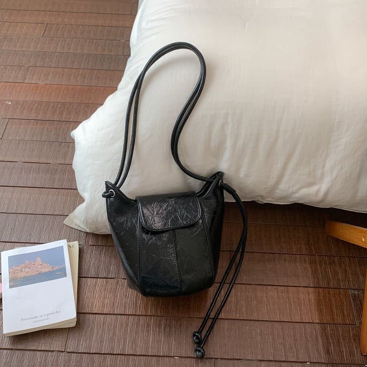 Мягкая кожаная плиссированная сумка-ведро на клапане женская сумка через плечо чёрный