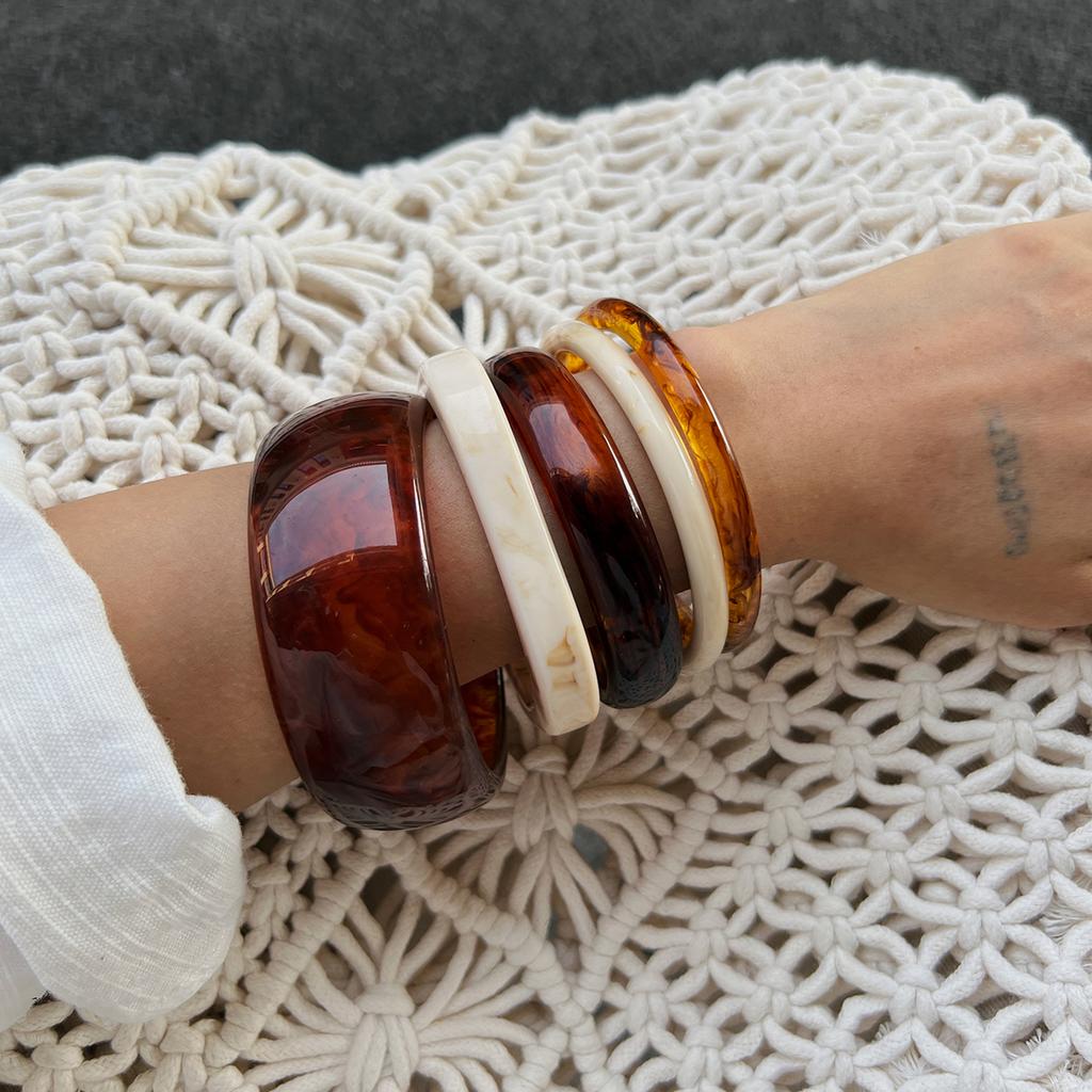 SHIXIN 5 Stile Vintage Braun Off-Weiß Dickes Harz Acryl Armreif Armband für Damen Trend Unregelmäßige Geometrie Rund Breit Armreif
