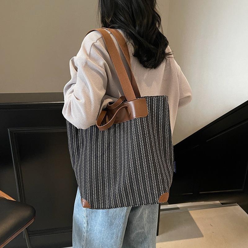 Retro large-capacity casual handbag women's new striped shoulder bag commuter underarm tote bag