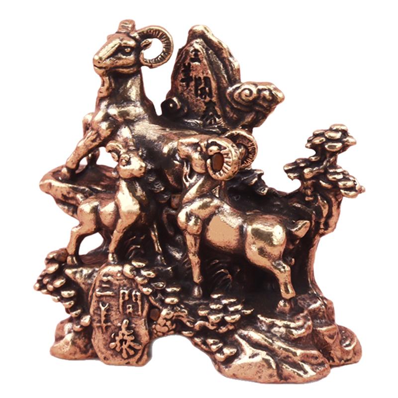 Antike Messing-Ziegenfigur mit drei Ziegen, exquisiten geschnitzten Details und einem glückverheißenden Fengshui-Symbol für die Dekoration von Heim- und Büro-Schreibtischen