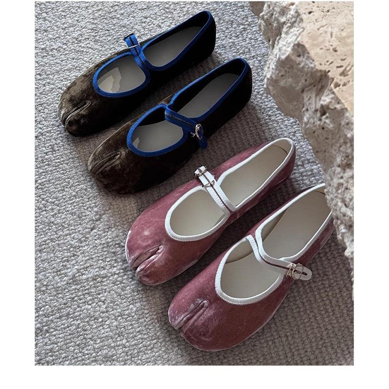 Sheepskin niche suede soft-soled pig's feet split-toed women's shoes shallow mouth one-word buckle Mary Jane shoes women's flat-soled single shoes