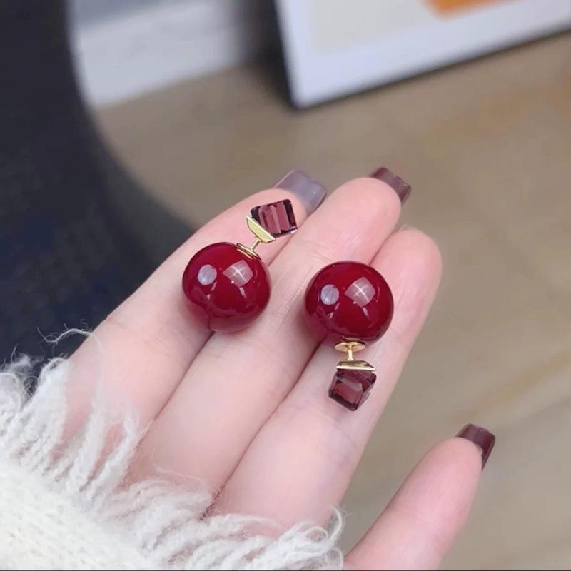 

Серьги-гвоздики из кристаллов кубической формы, подходят как для дня, так и для вечера, универсальные и стильные, идеально дополнят деловой образ.. Женские аксессуары для ушей. красный