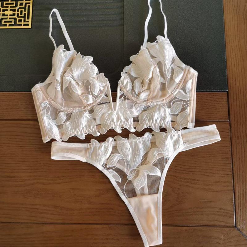 European and American Women Sexy Deep V Bra and Panties Set Embroidered Lace Lingerie Set Ultra Thin Minimizing Push Up Underwear Set