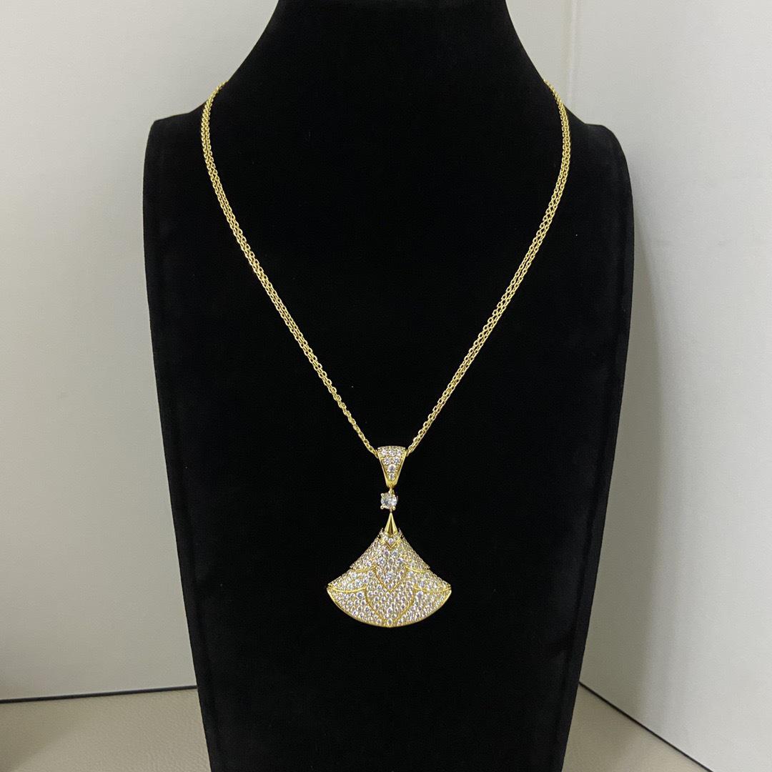 V Gold Deluxe Bao Jia Diamond Fan Necklace - 18k Rose Gold Plated Clavicle Chain Sweater Pendant.