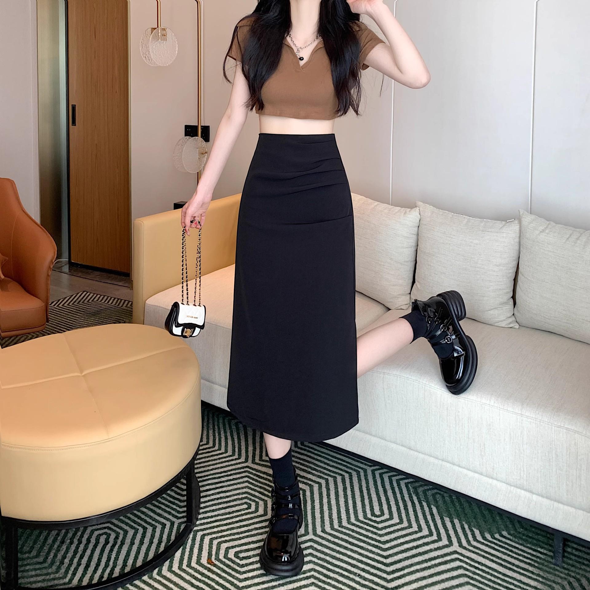 

Женская плиссированная миди-юбка А-силуэта с высокой талией и разрезом, 2024 Medium чёрный