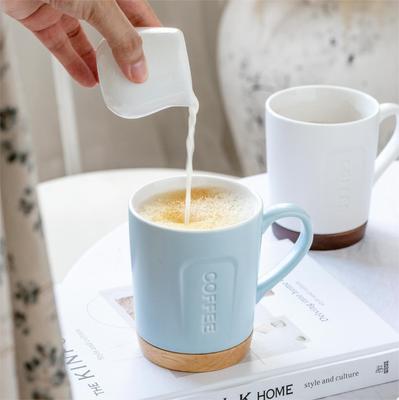 Moderne Schlichte Büro-Kaffeetasse mit Holzuntersetzer Keramik-Reliefbecher Hochwertige Tasse Zuhause Exquisite Trinktasse