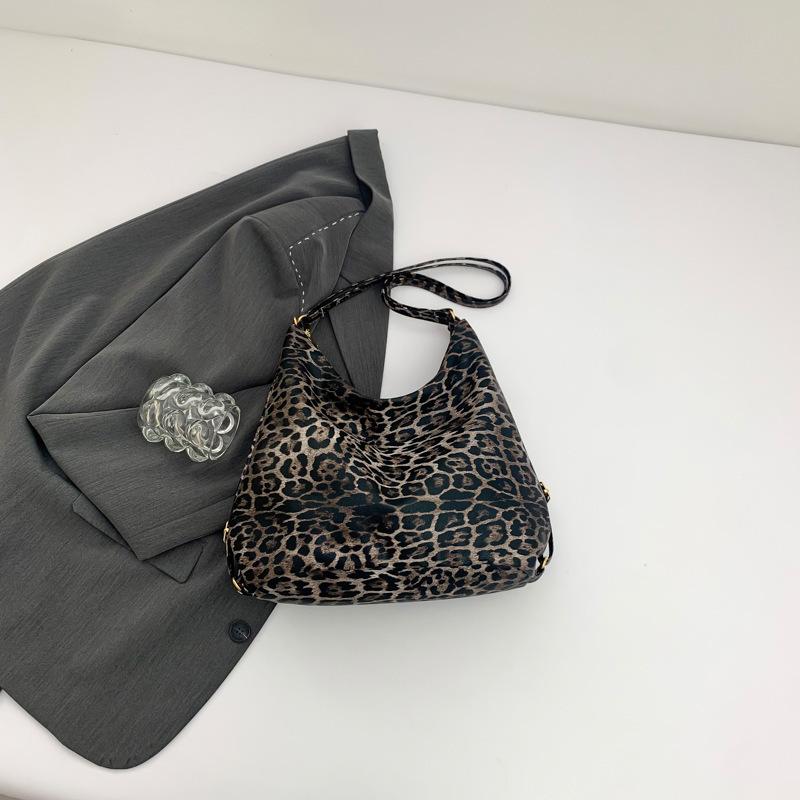 

Весна 2025 новая ретро леопардовый принт ленивый ветер на плечо женская сумка иностранный стиль корейская версия класс для поездок на работу сумка-тоут под мышкой