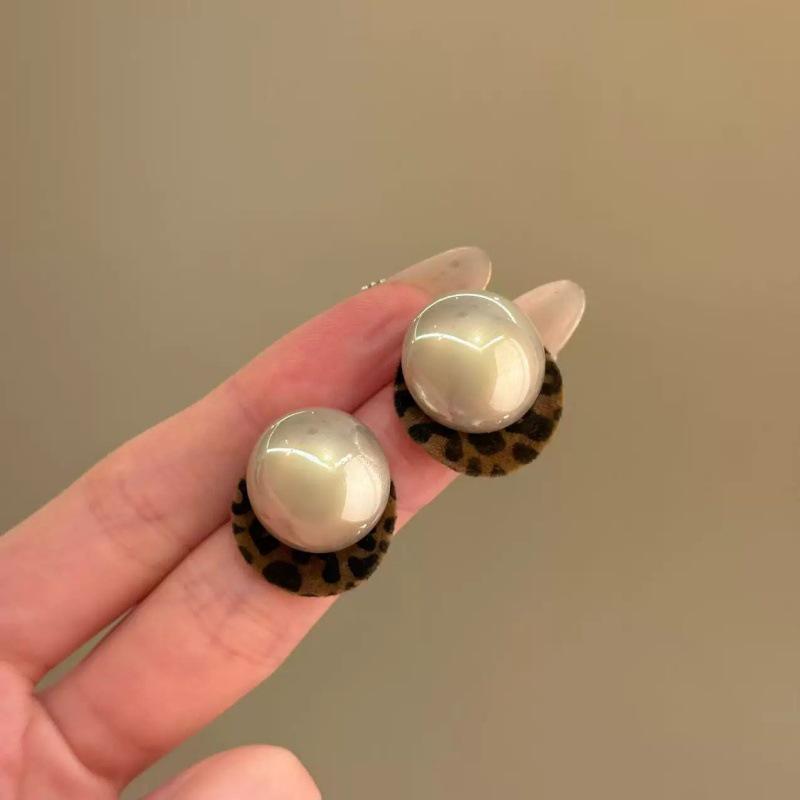 

Elegant Retro Flocked Leopard Print Pearl Stud Earrings - Autumn/Winter Trendy Design for Women