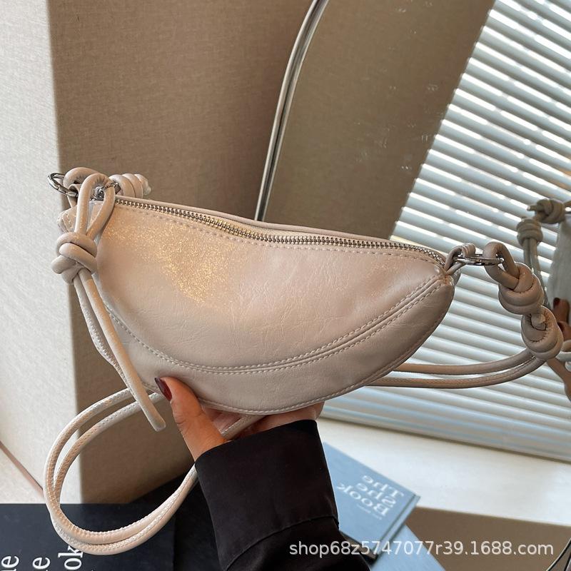 Niche design dumpling bag female messenger bag 2025 new high-end retro casual mobile phone bag fashion commuter bag