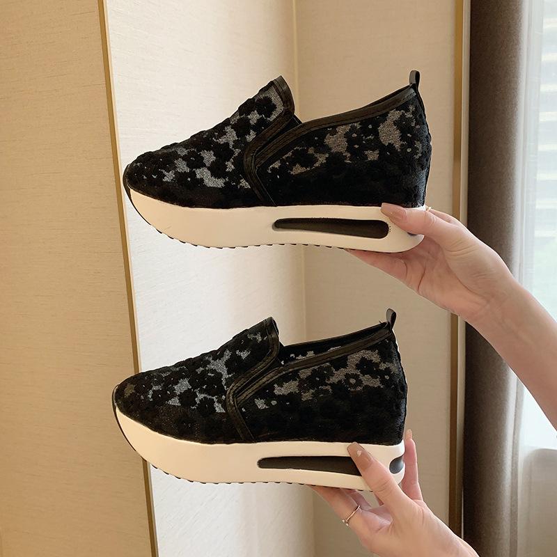 

Сетчатые дышащие повседневные женские туфли летние новые внутренние увеличение высоты одна педаль ленивые кексы неглубокий рот женские туфли 35 чёрный