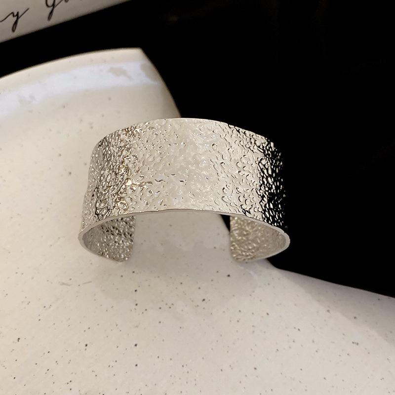 European & American Pleated Metal Bangle: Elegant Cold-Style Bracelet with High-End Luxury Design
