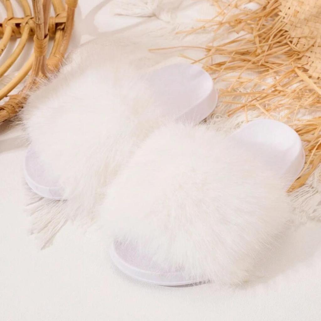 2026 Korean Summer Women's Fashion Slippers: Comfortable, Non-slip, Single Strap, Furry, Casual, Outdoor Wear.