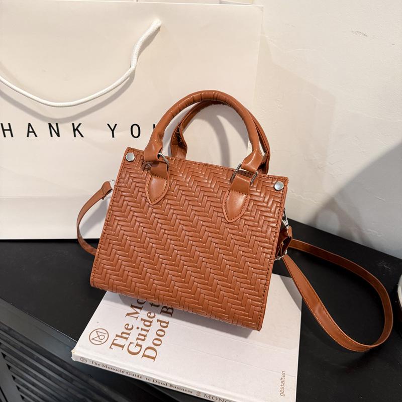 Retro small bag women's autumn and winter versatile new fashion shoulder messenger bag popular portable small square bag