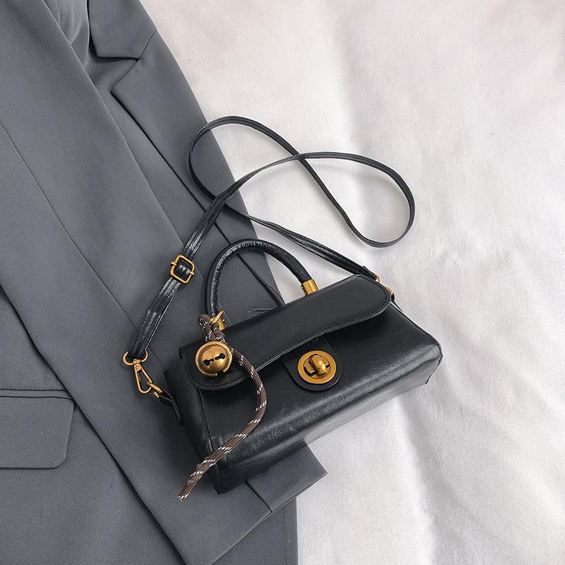 

Autumn and winter portable commuter bag women s 2 new trendy retro small square bag niche design casual shoulder messenger bag Without pendant чёрный
