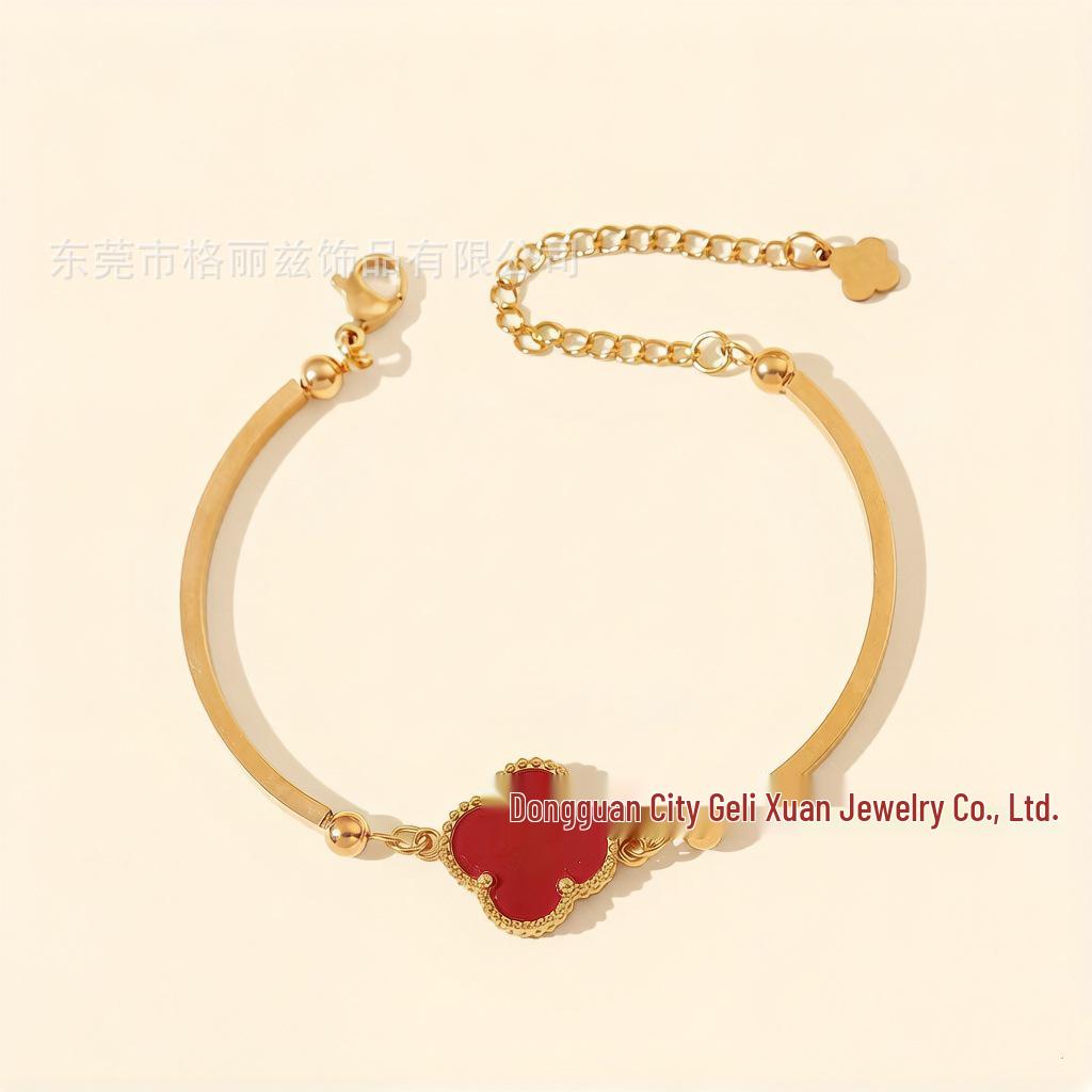Gold Four-Leaf Clover Bracelet: Elegant, Colorfast & Stylish