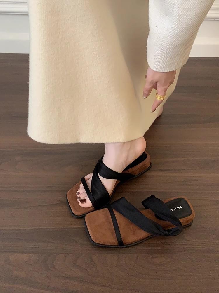 

French square head with cool slippers for women to wear 2025 new summer platform slippers versatile with skirts and sandals 40 чорний