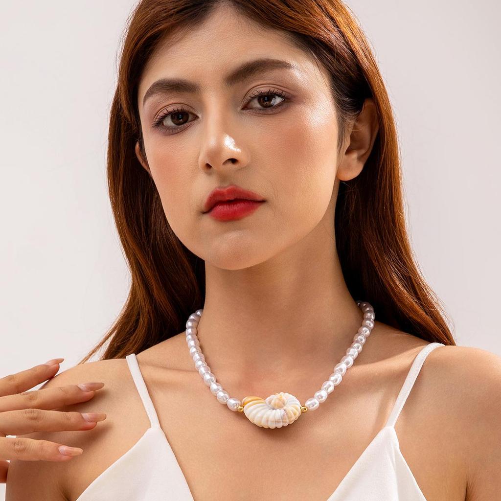 Modische und kreative Imitations-Unregelmäßige Perle Acryl Muschel Halskette für Damenschmuck Geeignet für Strandurlaub, Strandparty-Schmuck