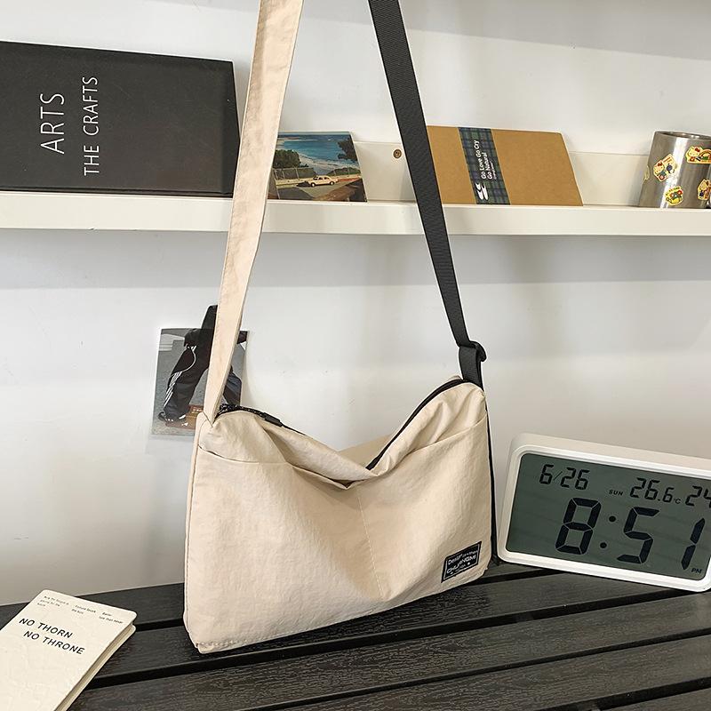Today's popular simple and lightweight tote bag women's new niche class commuter bag shoulder messenger bag