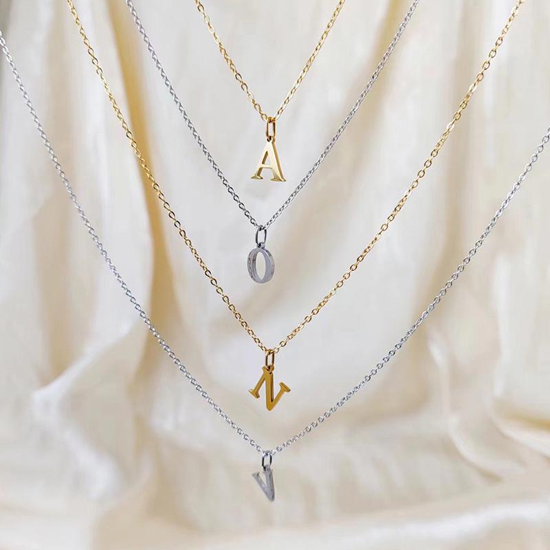Elegante Collar con Colgante de 26 Letras para Mujer - Diseño Único Cadena para Clavícula de Acero de Titanio