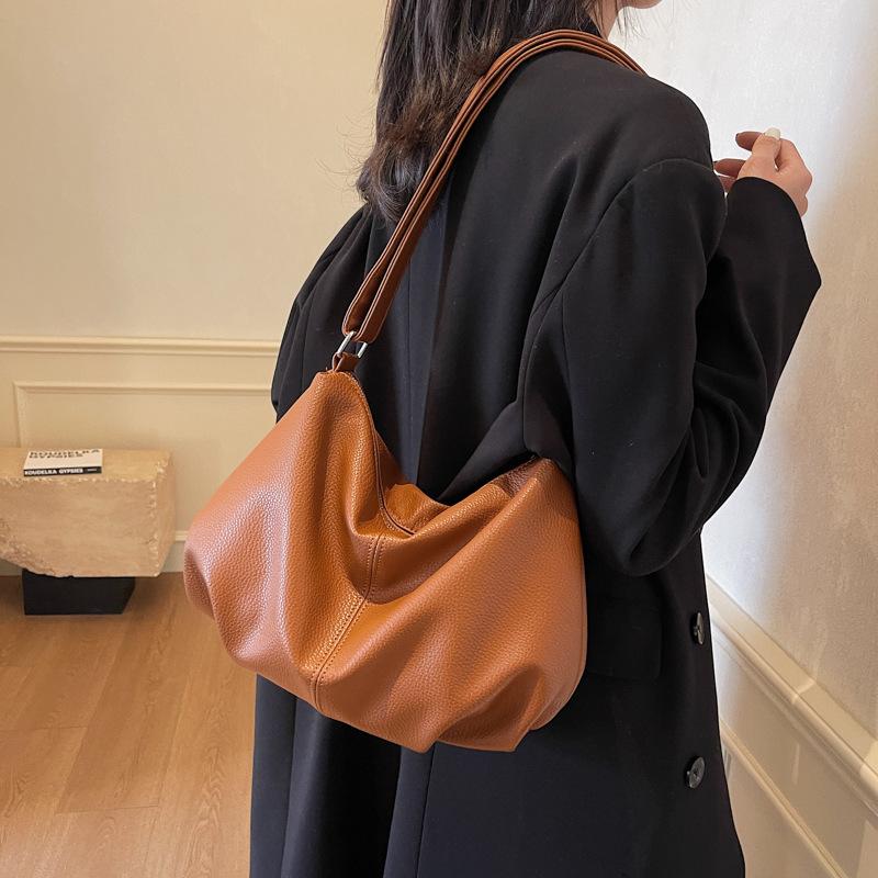 Korean version of solid color soft dumpling bag 2022 winter splicing pleated shoulder crossbody bag baguette underarm bag female
