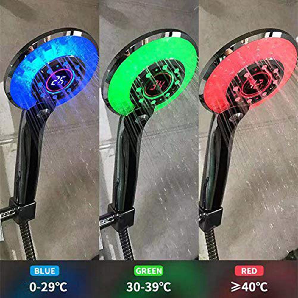 Ducha familiar con cabezal que cambia de color, control de temperatura, tecnología de pantalla a color y diseño de fácil instalación.