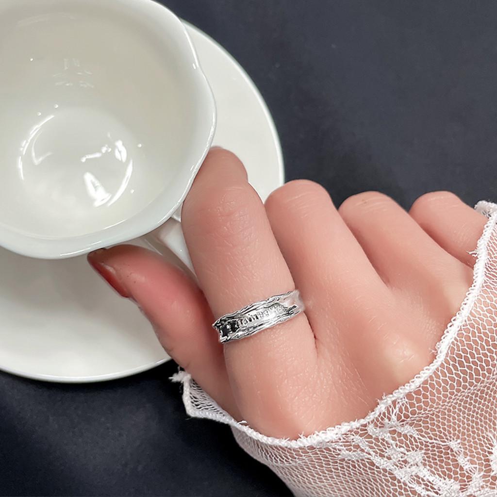 Eleganter geometrischer Partnerring aus Kupfer mit strukturierter Oberfläche für modische Frauen