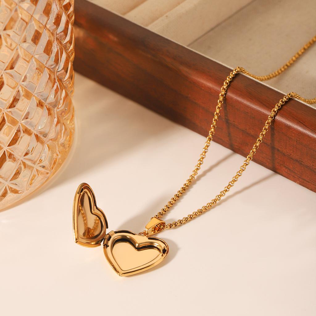 French White Mother Of Pearl Heart Locket Pendant Necklace Titanium Steel Collarbone Chain