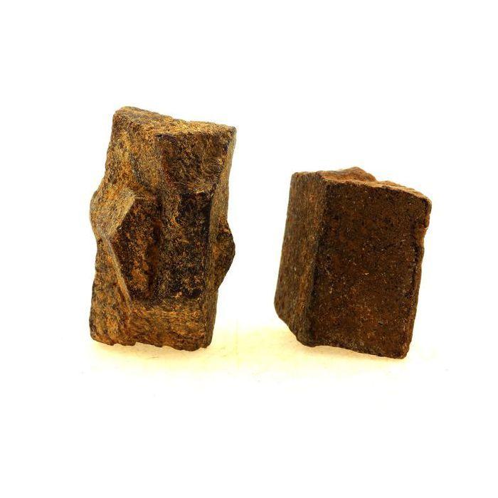 Pierres et Minéraux. Staurolite. (2 pcs) 133.70 ct. Kerzest, Coray, Finistère, France.