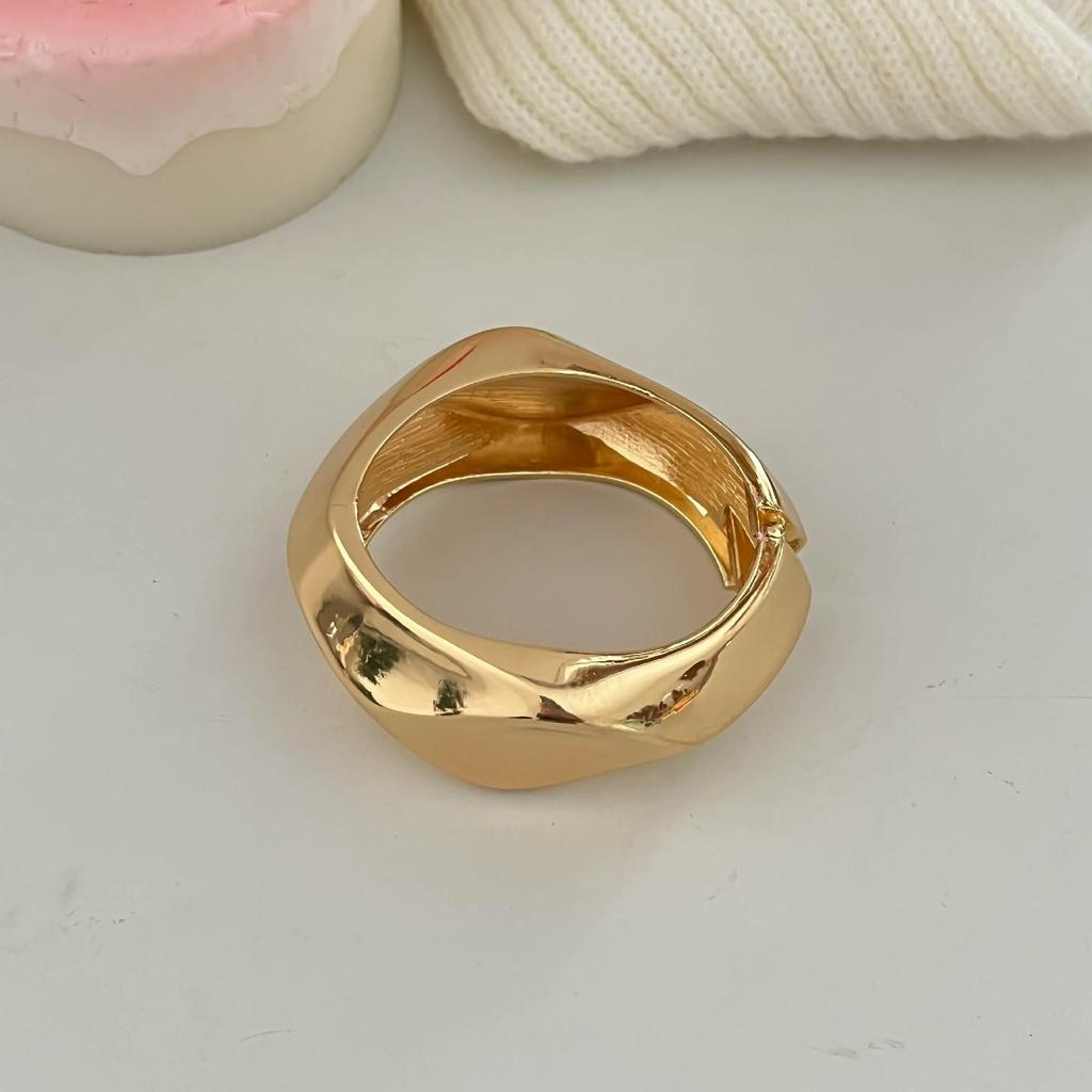 Interlocking Ring Open Bangle - European & American Light Luxury Design for Women