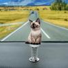 Süßes Geschenk für Katzenliebhaber Auto Armaturenbrett Dekorationen mit Feder-Wackel-Design, 2D Flache Acryl Kätzchen Lebendige Figuren Ornamente, Stabil Selbstklebend