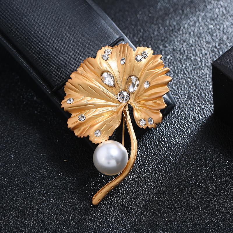 Luxury temperament dumb gold brooch female morrow plant pearl flower pin suit simple brooch with jewelry