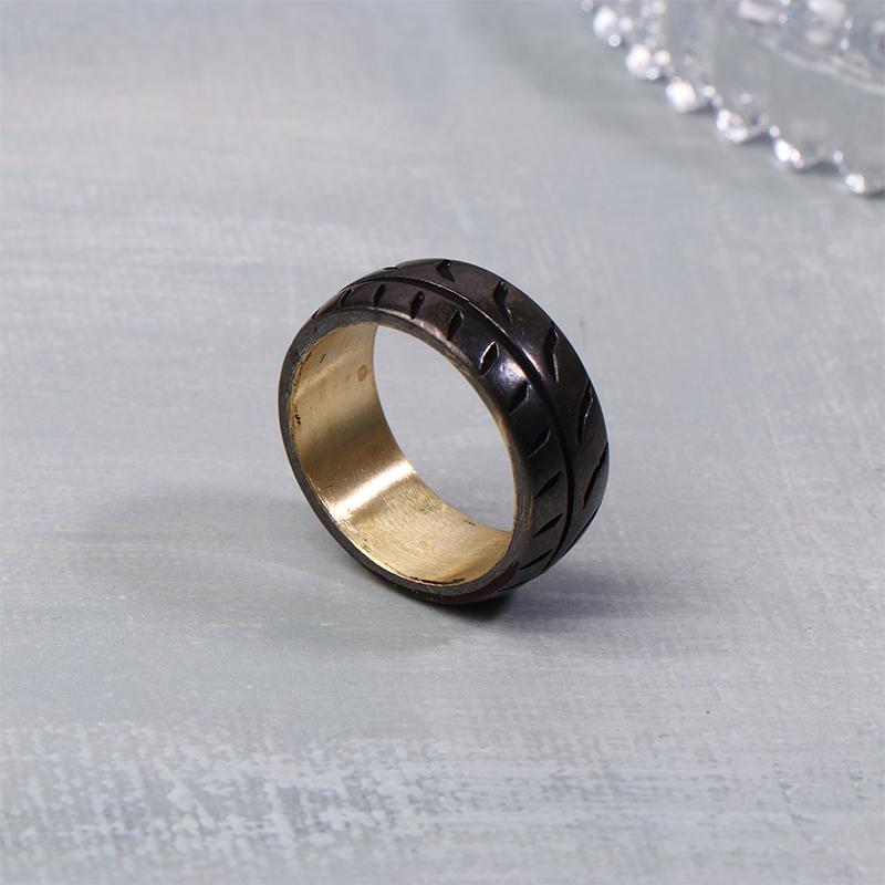 Pro milovníky závodění Ručně vyráběný kovový prsten s dezénem závodní pneumatiky Svatba závodního jezdce Šperky