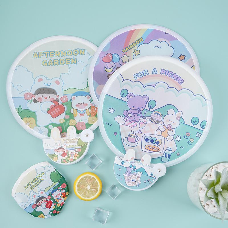 1 Stück Cartoon Niedlich Mini Faltbarer Handventilator - Weiches Tuch Runder Tragbarer Persönlicher Ventilator für Sommer Outdoor Pendeln & Geschenk
