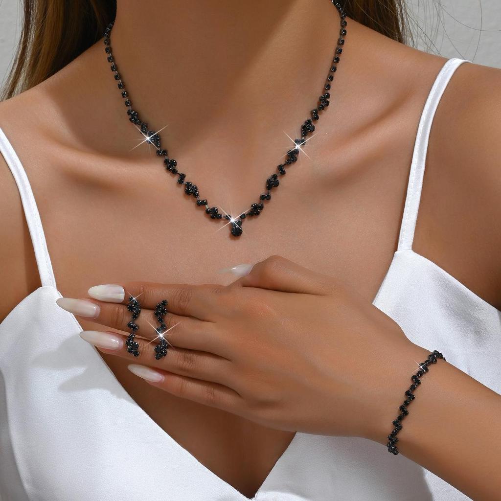 Elegant Bridal Necklace and Earring Set: Fashionable and Versatile Jewelry