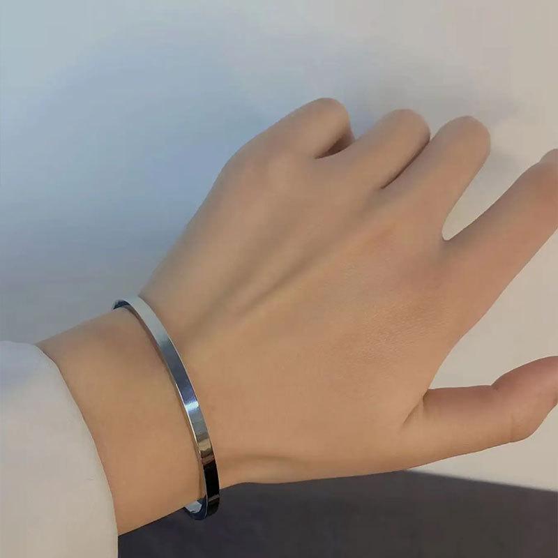 

Роскошный женский браслет из титана и нержавеющей стали: Универсальный, Полированный, Не выцветающий, Легкий