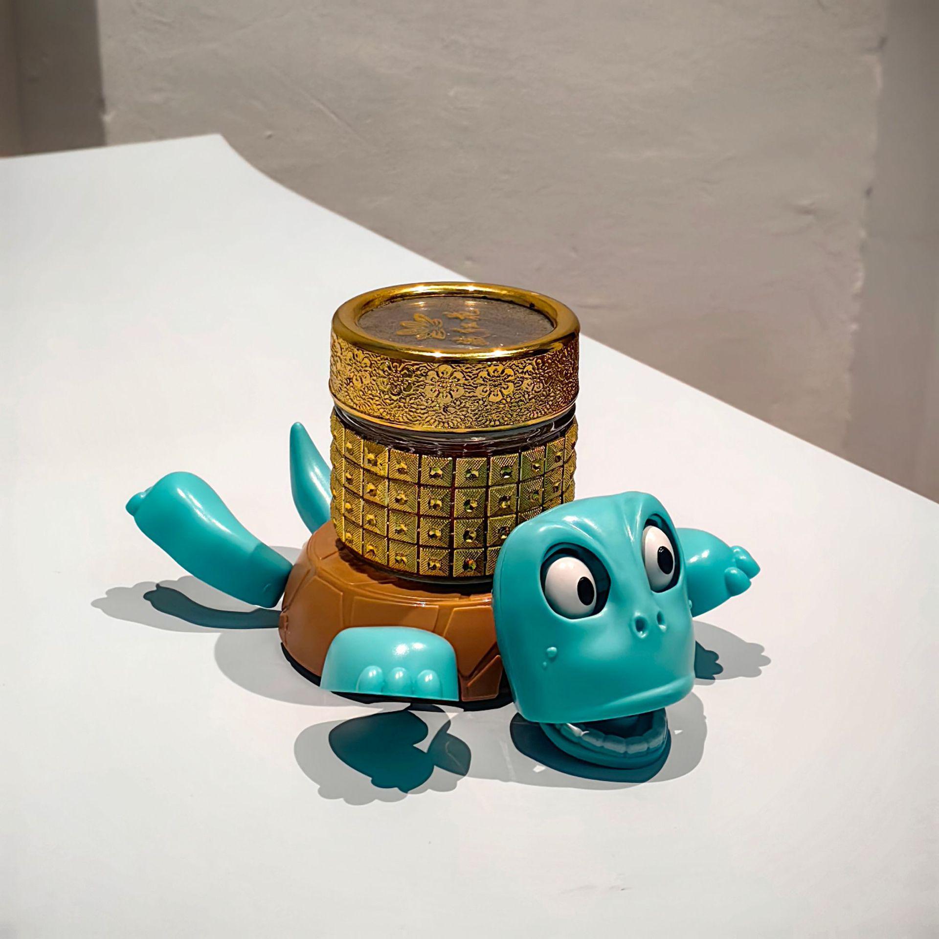 

Милая подставка в виде черепахи-короля: Забавное настольное украшение TikTok с пристальными глазами