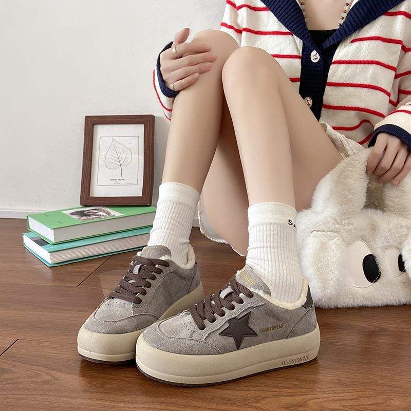 2025 Winter neue koreanische Version perlmuttartig poliertes Leder Schnürschuhe runde Zehenpartie Plateau lässige Board Schuhe Plüschschuhe Damen