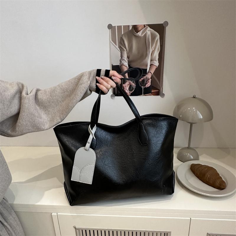 

Нишевая премиальная текстура новая осенняя сумка-тоут женская большой вместимости однотонная премиальная текстура универсальная сумка через плечо чёрный